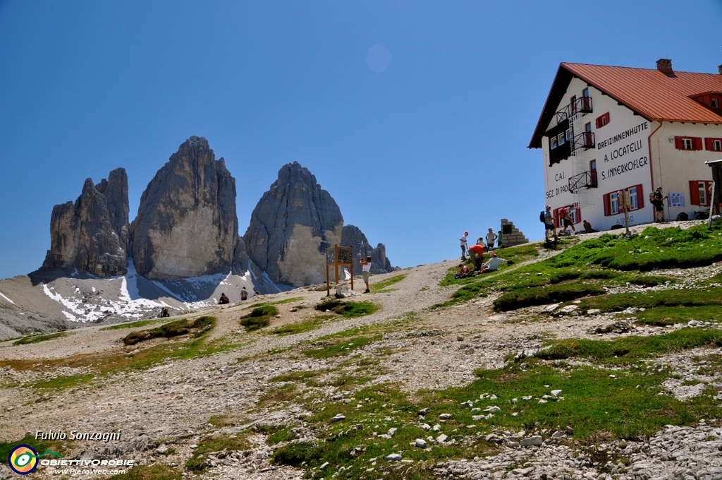 039 Tre Cime di Lavaredo e rif Locatelli.jpg